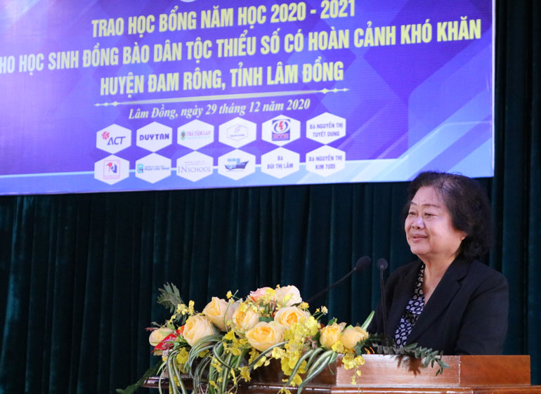 Trao học bổng Vừ A Dính cho học sinh huyện Đam Rông
