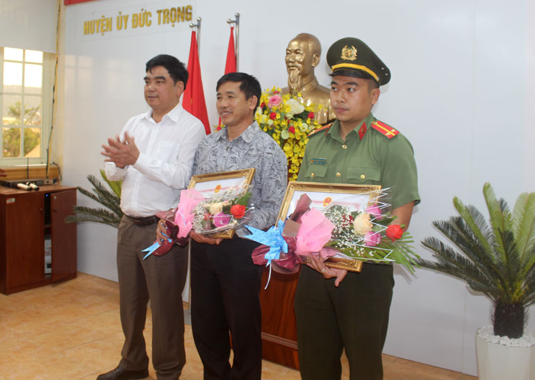 Ông Võ Văn Hải – Trưởng Ban Tuyên giáo Huyện ủy Đức Trọng, trao giấy khen cho các cá nhân