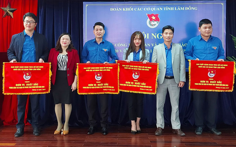 Trao cờ thi đua của Ban Chấp hành Đoàn Khối Các cơ quan tỉnh cho các tập thể