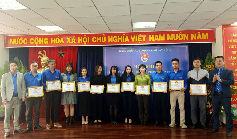 Trao giấy khen của Ban Chấp hành Đoàn Khối Các cơ quan tỉnh cho các cá nhân
