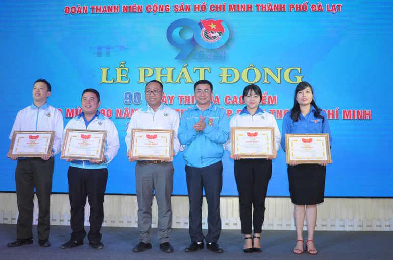 Trao bằng khen của Ban Thường vụ Tỉnh Đoàn Lâm Đồng cho các tập thể và cá nhân