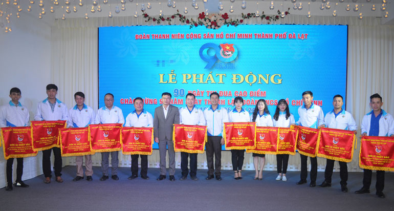 Trao tặng Cờ thi đua Đơn vị xuất sắc của Ban Thường vụ Thành Đoàn Đà Lạt cho các tập thể