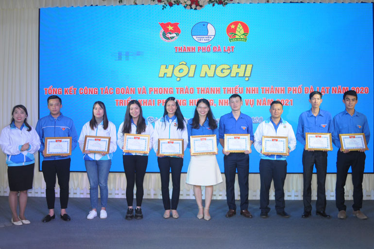 Trao giấy khen của Ban Thường vụ Thành Đoàn Đà Lạt cho các tập thể và cá nhân