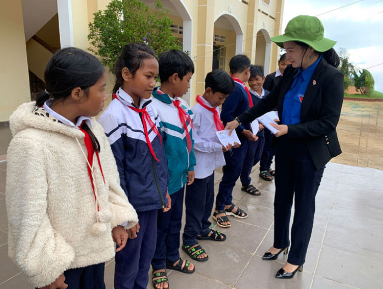 ''Đồng hành với thanh, thiếu nhi trong học tập''
