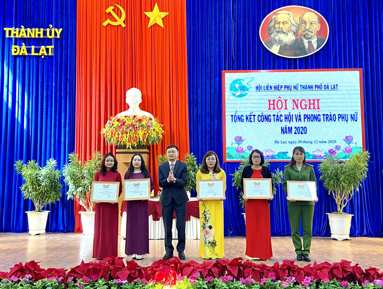Lãnh đạo Thành ủy Đà Lạt trao giấy khen cho các điển hình xuất sắc trong công tác Hội và phong trào phụ nữ thành phố năm 2020