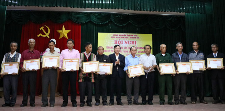 Ban Dân tộc tặng giấy khen cho các cá nhân, tập thể có thành tích trong phát triển kinh tế - xã hội năm 2020