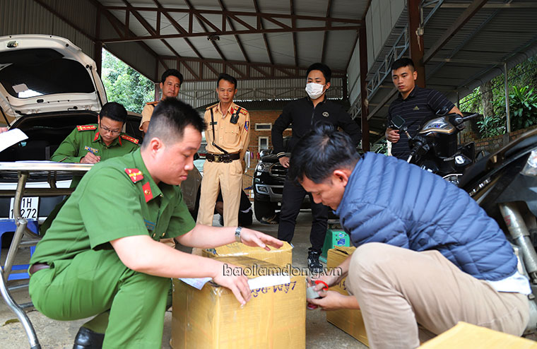 Công an niêm phong, thu giữ toàn bộ số pháo lậu do Huy vận chuyển
