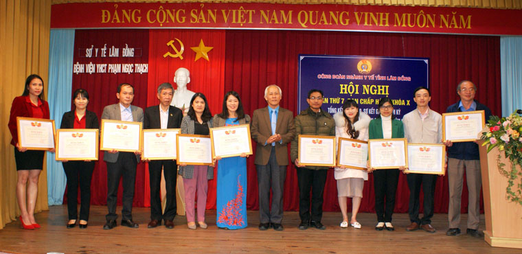 Lãnh đạo Liên đoàn Lao động tỉnh trao tặng bằng khen cho các cá nhân xuất sắc trong hoạt động Công đoàn ngành y tế