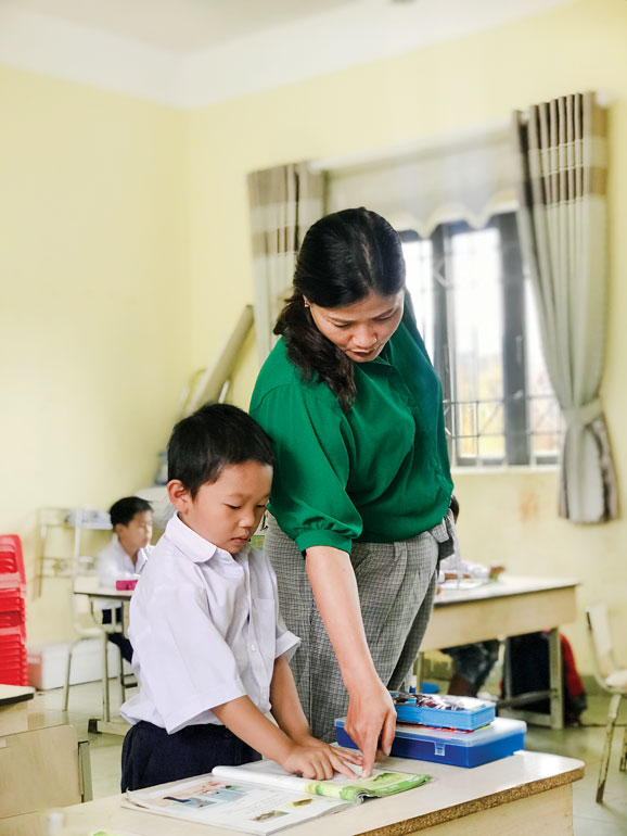 Buôn làng ngập tràn ánh sáng