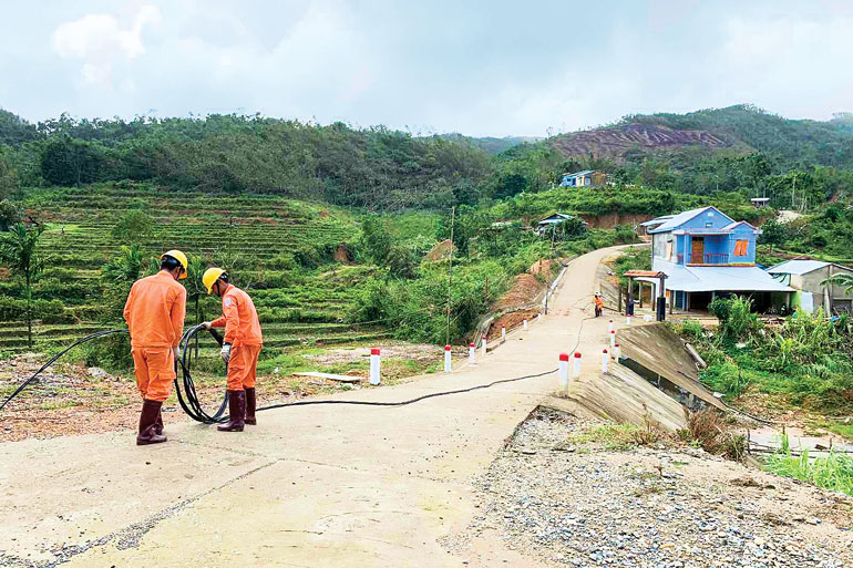 Công nhân ngành điện đưa ánh sáng về vùng sâu