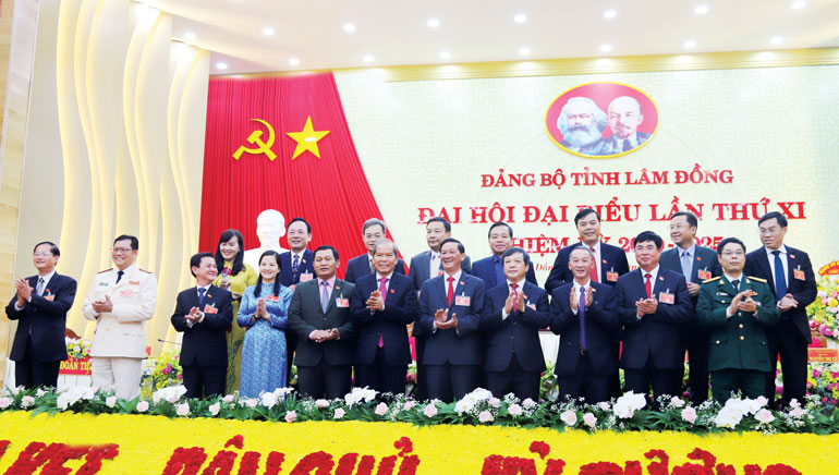 Tiếp tục sắp xếp tổ chức bộ máy của hệ thống chính trị là nhiệm vụ trọng tâm