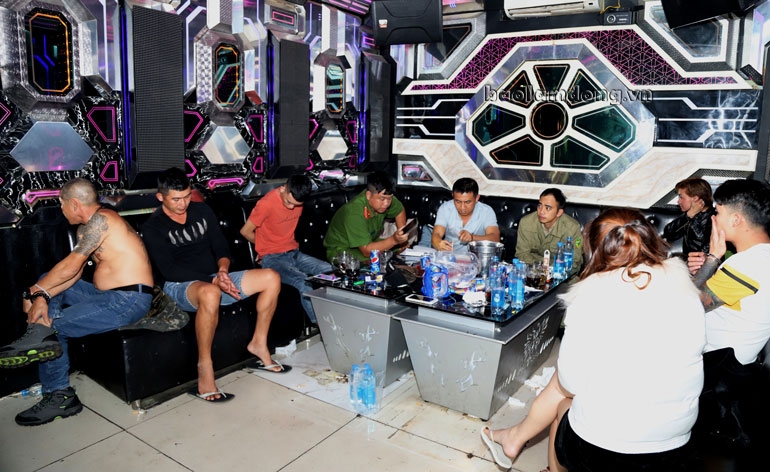 Nhiều thanh niên phê ma túy tại phòng VIP 22
