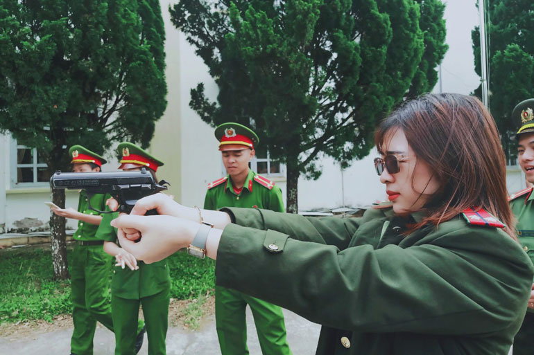 Kiểm tra bắn đạn thật cho cán bộ, chiến sỹ công an Đam Rông