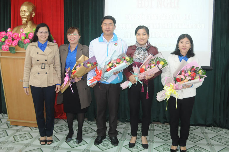 Tặng hoa chúc mừng các đồng chí vừa được bầu bổ sung vào Ban Chấp hành và Ban Thường vụ Tỉnh Đoàn Lâm Đồng khóa X, nhiệm kỳ 2017 - 2022