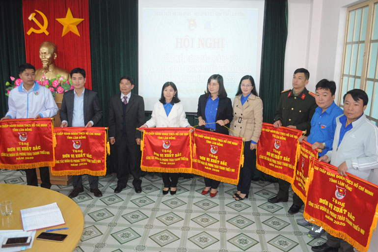 Tặng Cờ của Ban Chấp hành Tỉnh Đoàn cho các tập thể