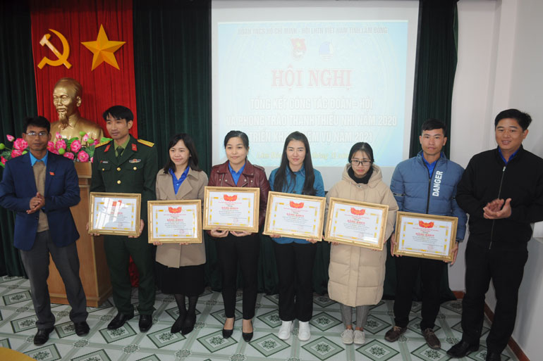 Tặng bằng khen của Ban Chấp hành Tỉnh Đoàn cho các tập thể