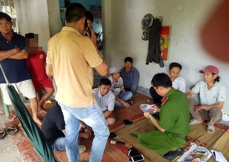 Triệt phá ổ bạc bầu cua trong nhà dân, bắt 8 con bạc