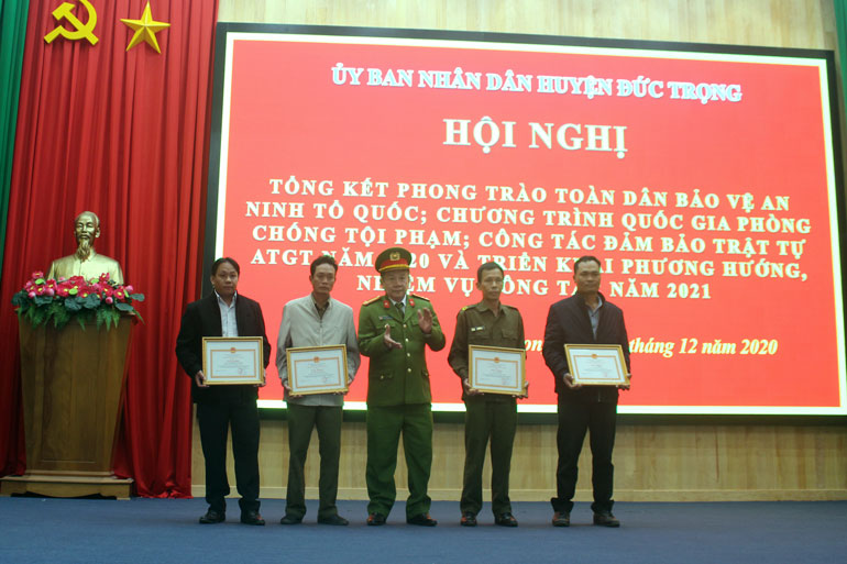 Đồng chí Lê Thái - Trưởng Công an huyện Đức Trọng, trao giấy khen của Giám đốc Công an tỉnh các cá nhân có thành tích tiêu biểu, tích cực, tự nguyện giao nộp vũ khí, vật liệu nổ công cụ hỗ trợ cho lực lượng công an giai đoạn 1 năm 2020