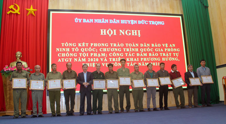 Đồng chí Nguyễn Văn Cường - Phó Bí thư Huyện ủy, Chủ tịch UBND huyện Đức Trọng, trao giấy khen của UBND huyện Đức Trọng cho các cá nhân có thành tích xuất sắc trong phong trào bảo vệ vệ an ninh Tổ quốc