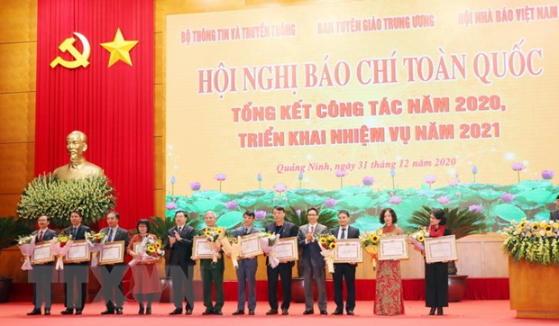 Tặng Bằng khen cho 30 tập thể có thành tích xuất sắc.