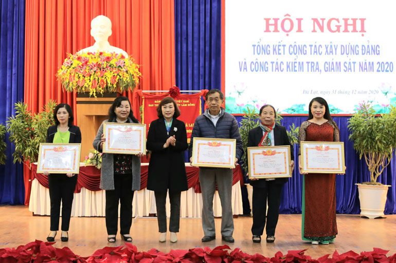 Các tập thể và cá nhân được khen thưởng