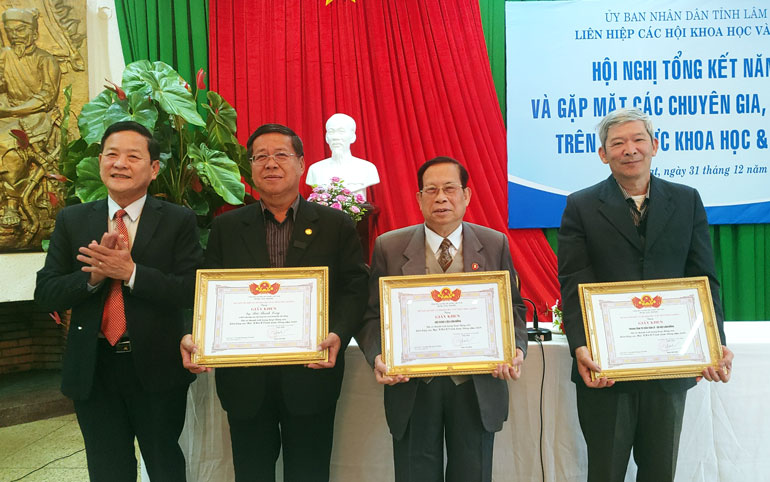 Khen thưởng cho 3 tập thể cá nhân đóng góp tích cực cho các hoạt động của Liên hiệp Hội