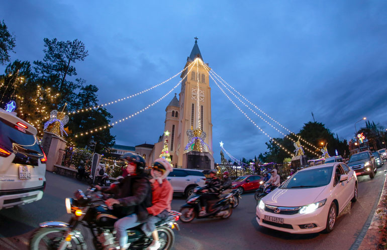 Chiều tối nay, người dân, du khách tới Nhà thờ Chính toà Đà Lạt rất đông để làm lễ, vui chơi ngày đầu năm