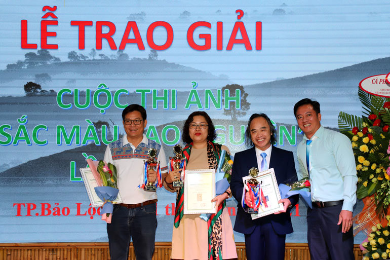 Trao giải cho các tác giả đạt giải ba