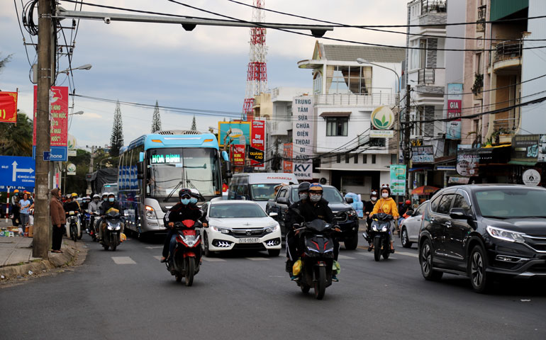 Xe nối đuôi trên Quốc lộ 20, cảnh sát gồng mình điều tiết