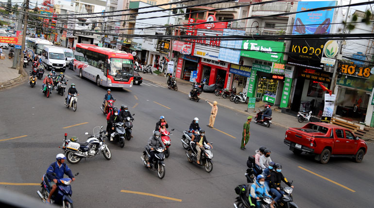 CSGT TP Bảo Lộc điều tiết, phân luồng giao thông qua trung tâm thành phố