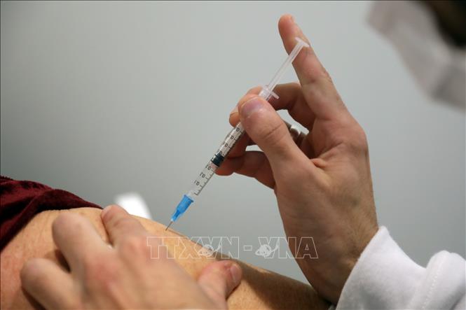 Tiêm vaccine phòng dịch viêm đường hô hấp cấp COVID-19 cho người dân tại Tel Aviv, Israel.