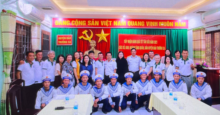 Chi hội Sản vật Tây Nguyên thăm và tặng quà tại huyện đảo Trường Sa