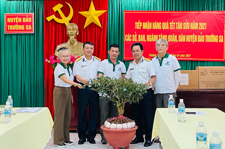 Tặng cây trà nhiều năm tuổi sinh trưởng trên vùng đất B'Lao cho huyện đảo Trường Sa