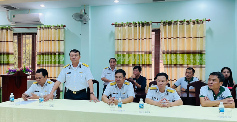 Thượng tá Lương Xuân Giáp - Chính ủy Huyện đảo Trường Sa thông tin về tình hình huyện đảo Trường Sa