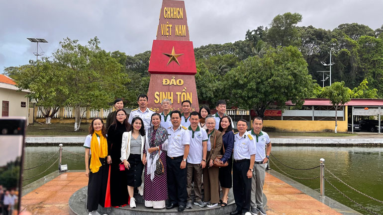 Chi hội Sản vật Tây Nguyên chụp hình lưu niệm với lãnh đạo huyện đảo Trường Sa