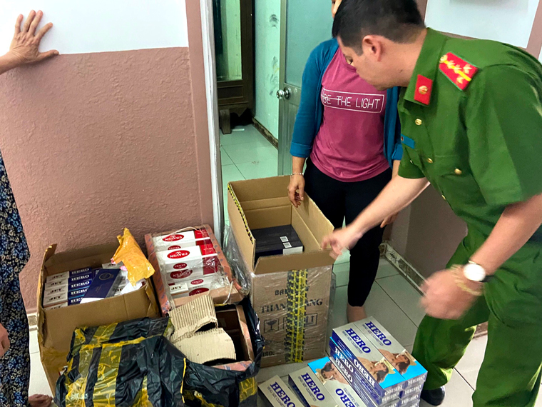 Thu giữ gần 1.300 gói thuốc lá nhập lậu tại 2 quán tạp hóa