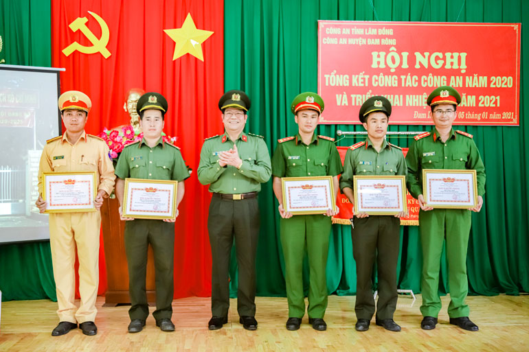 Giám đốc Công an tỉnh đã tặng danh hiệu Đơn vị quyết thắng cho đơn vị thuộc cơ sở