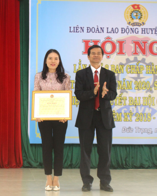 Đồng chí Nguyễn Quang Minh - Chủ tịch HĐND huyện Đức Trọng, trao bằng khen của Ban Chấp hành Tổng Liên đoàn Lao động Việt Nam cho Trường PTDT Nội trú – THCS huyện Đức Trọng