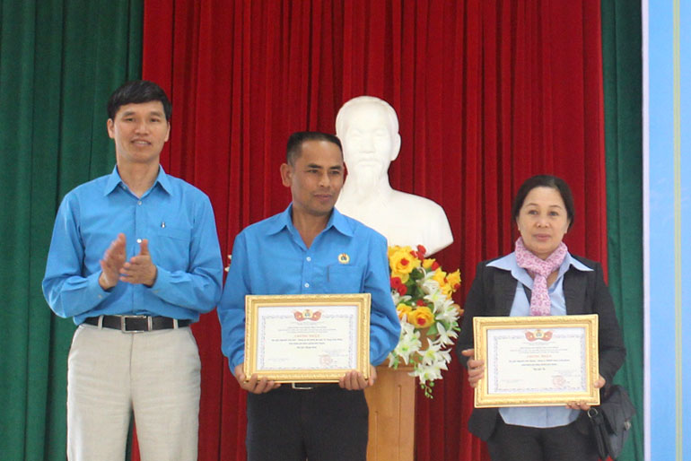 Đồng chí Đỗ Đức Thiệm - Ủy viên Ban Thường vụ Liên đoàn Lao động tỉnh, Trưởng Ban Chính sách – Tôn giáo – Nữ Công LĐLĐ tỉnh, trao giải cho các thí sinh đạt giải cuộc thi “Tìm hiểu về an toàn vệ sinh lao động và phòng chống Covid- 19” do Liên đoàn Lao động tỉnh tổ chức