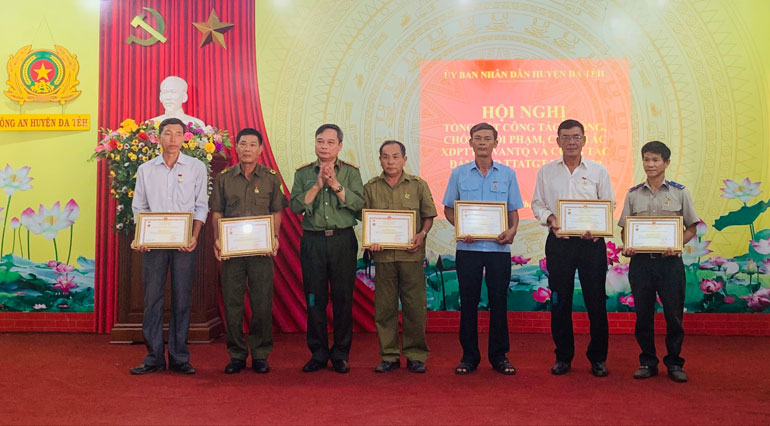 Trao kỷ niệm chương vì sự nghiệp bảo vệ an ninh tổ quốc cho các cá nhân