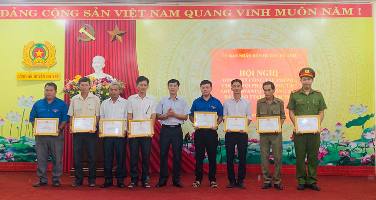 Các tập thể nhận giấy khen của UBND huyện Đạ Tẻh