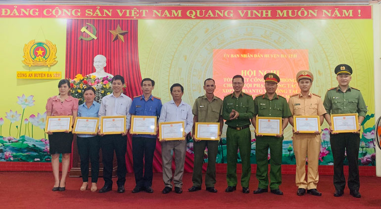 Các cá nhân nhận giấy khen của UBND huyện Đạ Tẻh