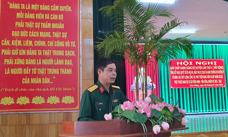 Đại tá Nguyễn Bình Sơn - Ủy viên Ban Thường vụ Tỉnh ủy, Chỉ huy trưởng Bộ Chỉ huy Quân sự tỉnh phát biểu tại hội nghị