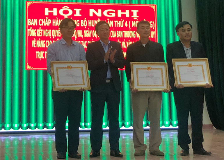 Lãnh đạo Huyện ủy Đam Rông tặng giấy khen cho 3 tập thể có thành tích xuất sắc trong thực hiện Nghị quyết số 03