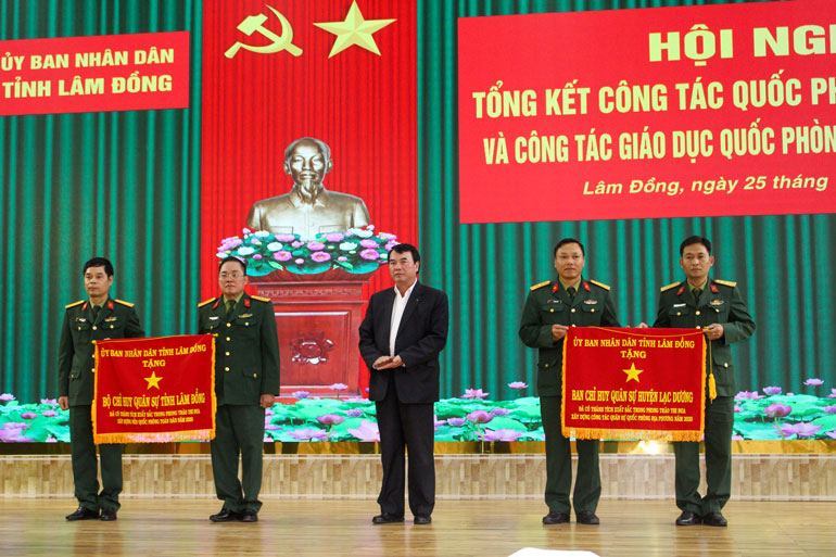 Các tập thể, cá nhân được khen thưởng vì hoàn thành tốt nhiệm vụ quốc phòng địa phương