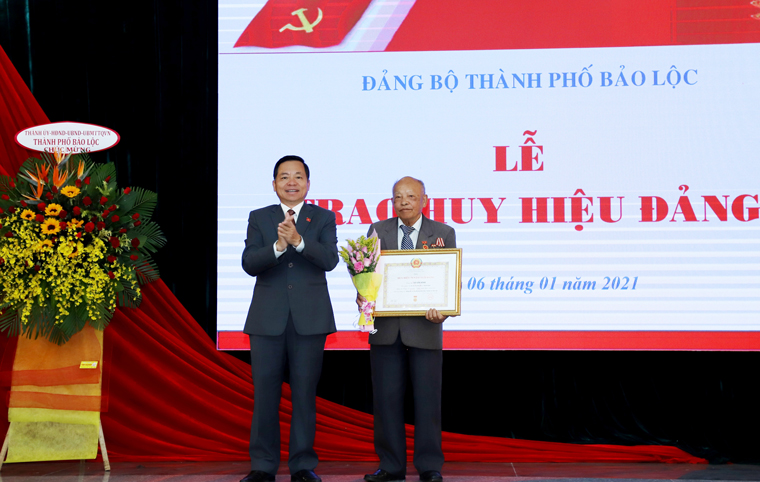 Trao tặng Huy hiệu Đảng cho 26 đảng viên