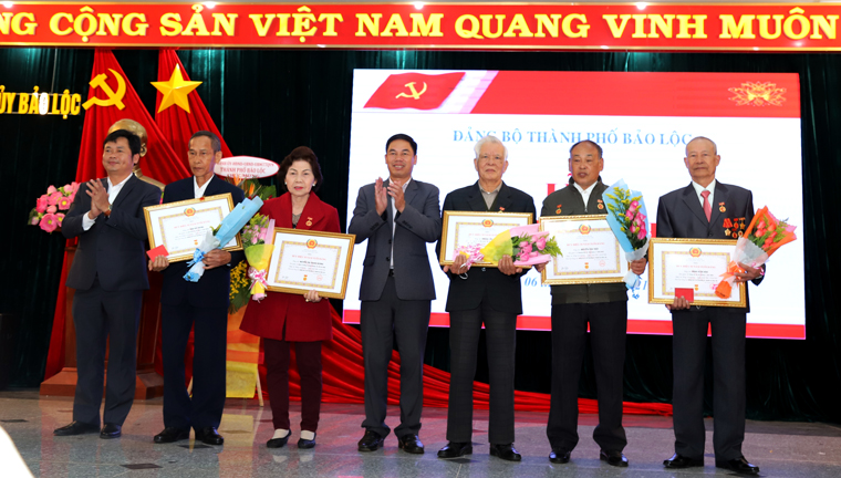Các đảng viên nhận Huy hiệu 55 năm tuổi Đảng