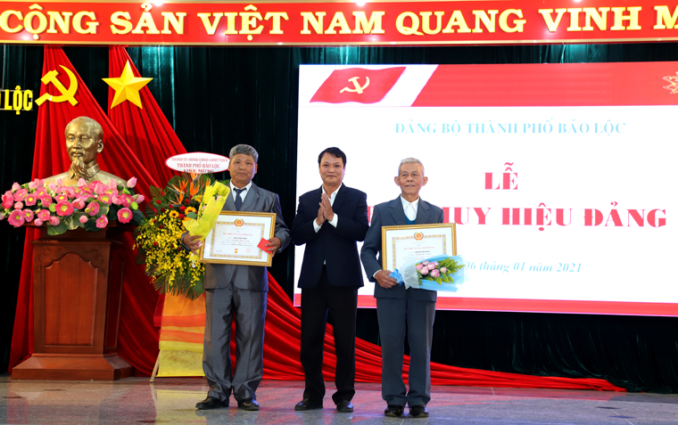 Trao Huy hiệu 45 năm tuổi Đảng cho các đảng viên