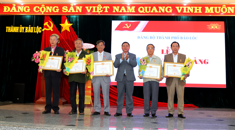 Các đảng viên nhận Huy hiệu 40 năm tuổi Đảng