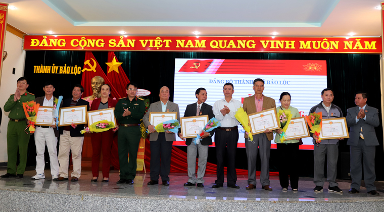 Trao Huy hiệu 30 năm tuổi Đảng cho các đảng viên